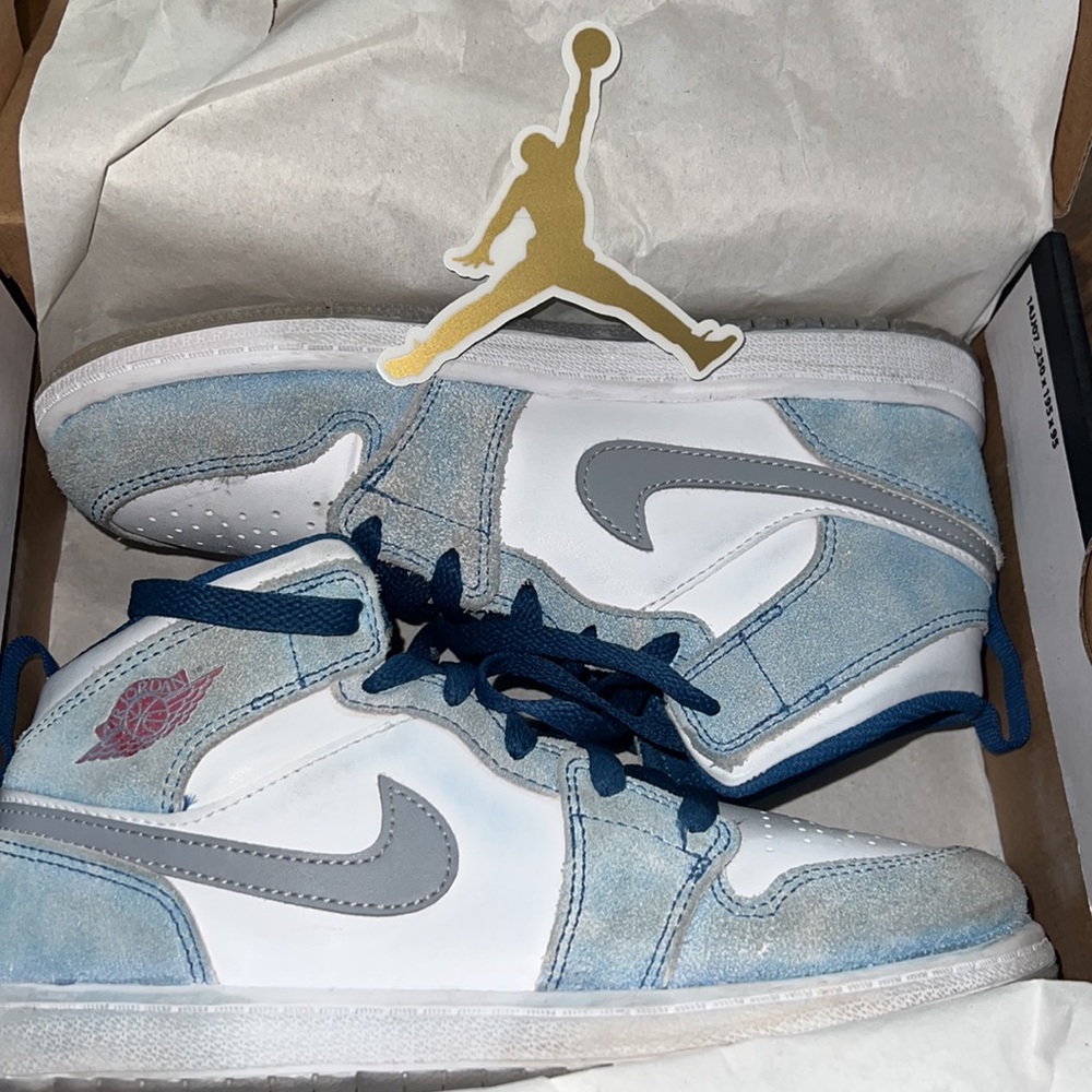 Jordan sneakers - worn a few times. Jordan 1 MID SE (PS) - Picture 8 of 10